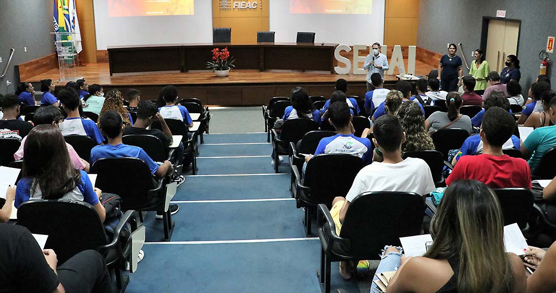 SENAI e Secretaria de Educação apresentam ofertas de cursos profissionalizantes a alunos do Novo Ensino Médio